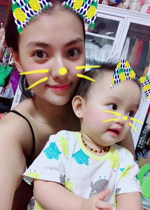 Hồng Quế sinh năm 1994, là một trong những người mẫu gốc Hà thành. Ngay trước thềm chung kết cuộc thi Bước nhảy Hoàn vũ 2016, chân dài 9x bất ngờ xin rút. Lúc đó, cô vướng tin đồn mang thai. Sau đó, Hồng Quế đã khoe bụng bầu trên trang cá nhân. Ảnh: FBNV
