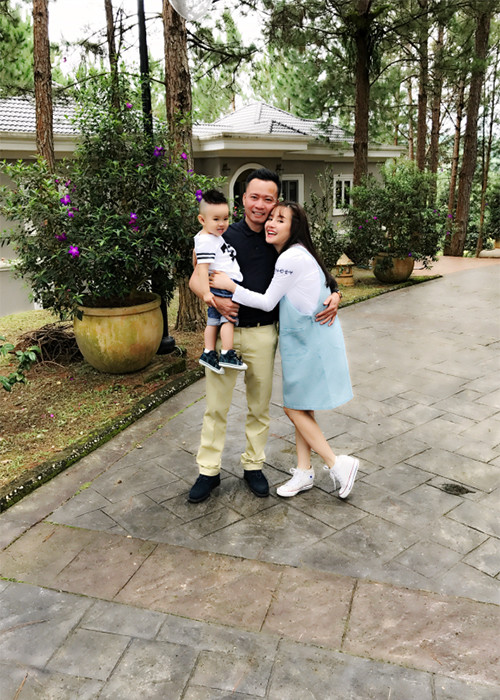 Chồng của Vy Oanh từng là một kỹ sư xây dựng về cầu cảng. Sau đó, anh kinh doanh lĩnh vực bất động sản. Chồng giọng ca “Đồng xanh” từng du học và lập nghiệp ở nước ngoài. Anh thành thạo tiếng Anh, Nhật và Trung. Ảnh: Saostar