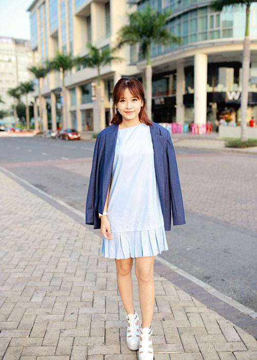 Người đẹp sinh năm 1993 khéo tôn vóc dáng trong một set đồ gồm: váy ngắn dáng xuông trên đùi, chiếc áo khoác gam màu lạnh và giầy cao gót tông màu trắng. Ảnh: Vietnamnet