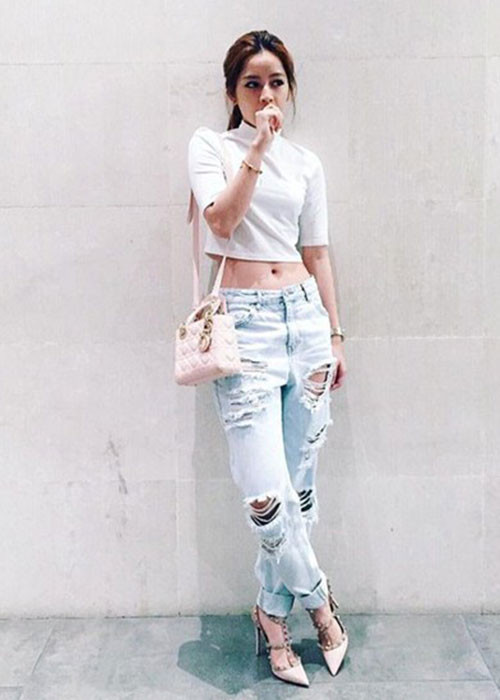 Cựu hot girl sinh năm 1993 trẻ trung, quyến rũ khi kết hợp áo crop top, quần jeans rách, túi và xăng đan. Ảnh: Vietnamnet