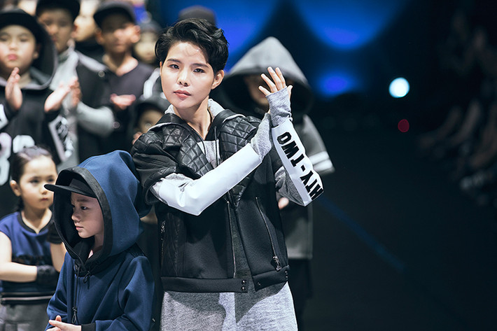 Giọng ca “Vết mưa” đã đưa các học trò The Voice Kids đến ủng hộ sàn diễn thời trang do Xuân Lan sáng lập.