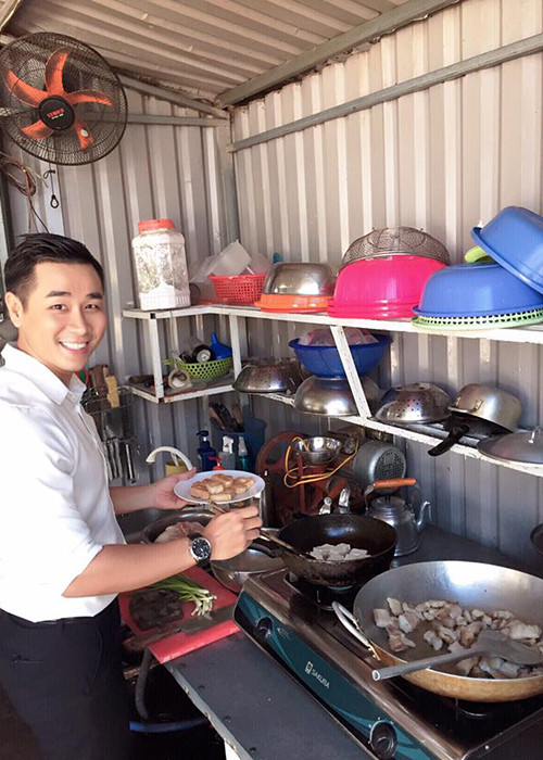 MC Nguyên Khang vào bếp trổ tài nấu ăn. “Hãy yêu 1 chàng trai biết vào bếp”, anh bày tỏ.