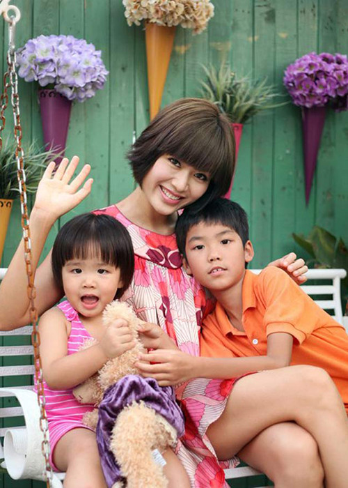 Sau khi ly hôn, Hoa hậu Thu Thủy có một mối tình khác với kết quả là cô con gái Mỹ Tuệ xinh xắn, ngoan ngoãn. Dù biết sẽ phải đối mặt với nhiều khó khăn, Thu Thủy vẫn quyết định một lần nữa làm mẹ đơn thân. Ảnh: Khám phá