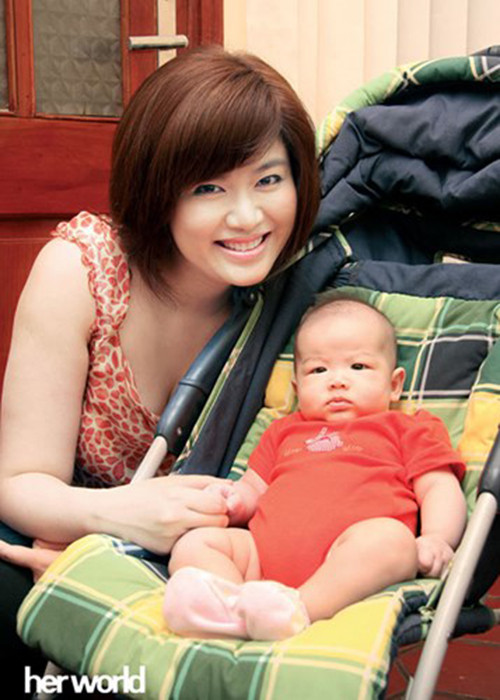 Sau hôn nhân tan vỡ, Hoa hậu Việt Nam 1994 cũng cảm thấy day dứt khi không thể cho con một mái ấm trọn vẹn với tình thương, sự chăm bẵm của mẹ và bố như cô đã có. Ảnh: Herworld Việt Nam