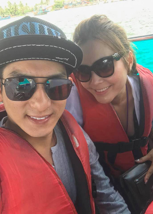 Hồi hẹn hò, Thúy Oanh thường xuyên bay về Việt Nam để thăm Bảo Duy cũng như để tiện cho công việc. Sau khi kết hôn, cô cũng di chuyển giữa Việt Nam và Australia.