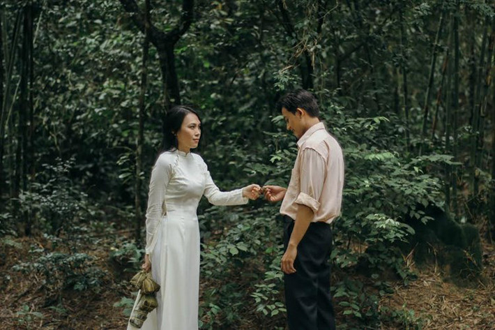 Xuất hiện trong MV, “cô giáo” Mỹ Tâm luôn chọn mặc những bộ áo dài nền nã bên cạnh Mai Tài Phến. Ảnh: Một thế giới