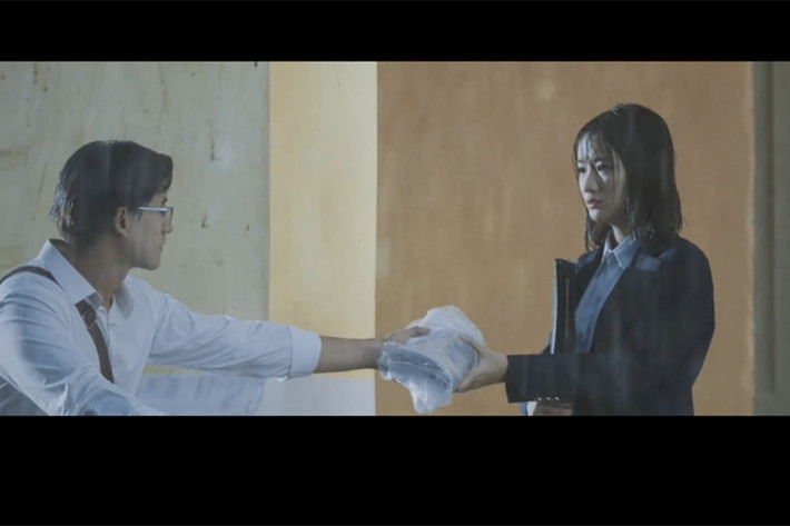 Câu chuyện trong MV "Em gái mưa" khác với trong MV "Đừng hỏi em". Trong sản phẩm âm nhạc của Hương Tràm, cô học trò (Thanh Vy) yêu thầy giáo thực tập (Mai Tài Phến). Ảnh: Chụp màn hình