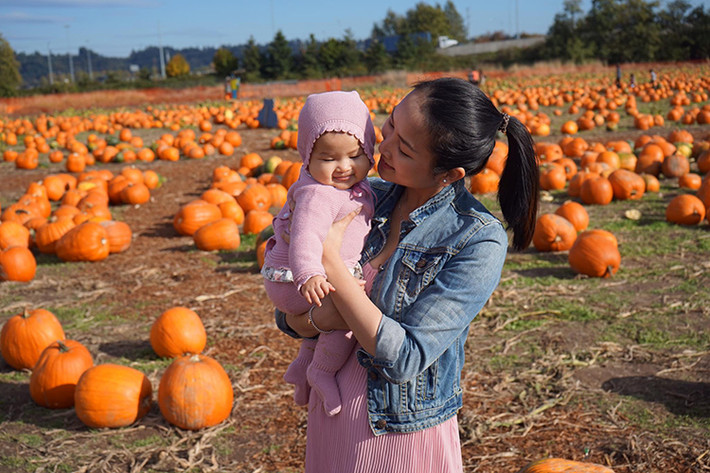 Bà xã Lam Trường đưa cô con gái Yên Lam đi chơi ở khu vườn bí ngô khi ngày lễ Halloween đang tới gần.