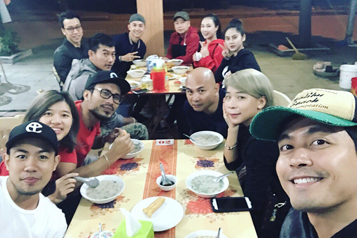 MC Phan Anh đặt chân đến Thanh Hóa. Nam MC chia sẻ, anh và đoàn thiện nguyện sẽ có mặt tại Nông Cống.