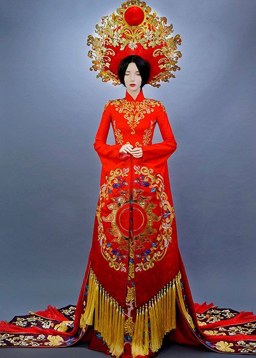 Huyền My cho biết bộ trang phục truyền thống đã được lên kế hoạch từ rất lâu và cô rất tin tưởng vào bàn tay sáng tạo nhà thiết kế Ngô Nhật Huy. Chất liệu được sử dụng cho bộ áo dài là vải gấm, tông màu đỏ vàng để tôn lên sự uy nghi và sang trọng. Huyền My cho biết cô rất tự tin về bộ trang phục này và mong muốn được truyền tải tinh thần dân tộc thông qua áo dài truyền thống.