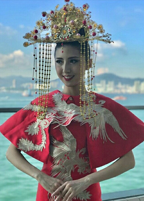 Trang phục dân tộc của thí sinh Macau được chú trọng thiết kế ở phần mấn đội đầu và hoạ tiết trên thân áo.