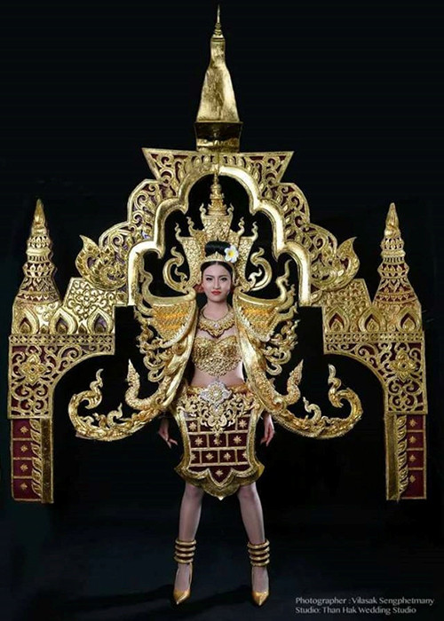 Bộ trang phục cầu kỳ, hoành tráng được lấy cảm hứng từ kiến trúc truyền thống của thí sinh đến từ Lào.