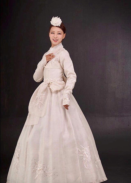 Bộ váy Hanbok màu trắng đơn giản, thanh thoát của thí sinh Hàn Quốc.