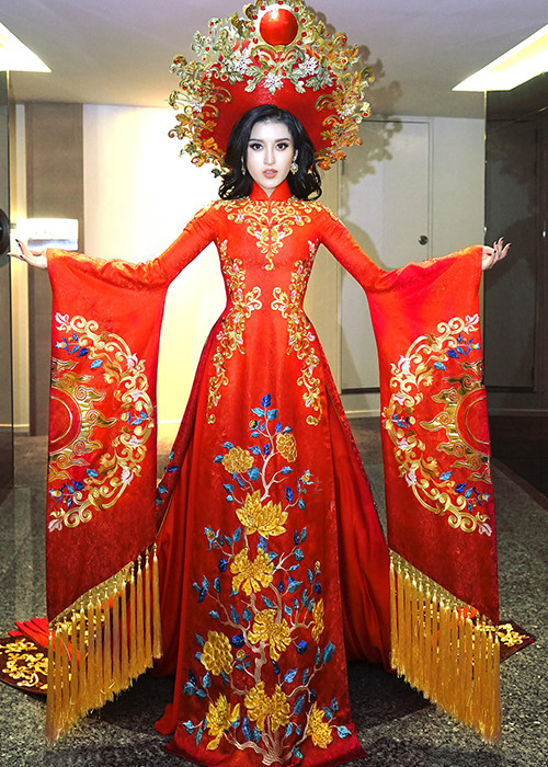 Hình ảnh đầu tiên về trang phục truyền thống của Á hậu Huyền My tại cuộc thi Hoa hậu Hoà bình quốc tế (Miss Grand International) 2017 vừa được tiết lộ. Đó là bộ áo dài màu đỏ, tay dài kết hợp cùng mấn đội đầu.