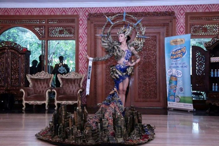 Bộ trang phục truyền thống có phần đuôi váy ấn tượng của thí sinh Indonesia, người đẹp đang nhận được lượt bình chọn nhiều nhất. Người đẹp 24 tuổi cho biết: “Dù chiến thắng hay chỉ có mặt trong top, tôi cũng sẽ được mọi người chú ý nhờ bộ trang phục này".