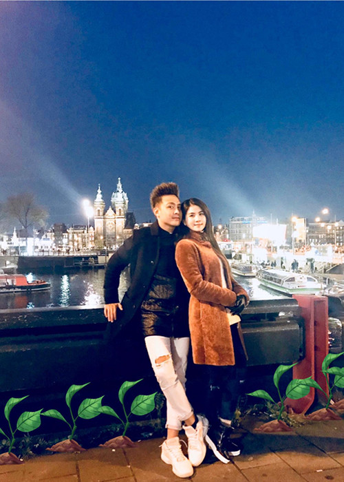 Vợ chồng sao Việt Kha Ly - Thanh Duy hạnh phúc bên nhau trong chuyến đi Đức.