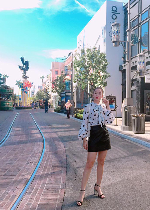 Chi Pu mặc sành điệu xuất hiện trên đường phố tại Los Angeles, Mỹ.