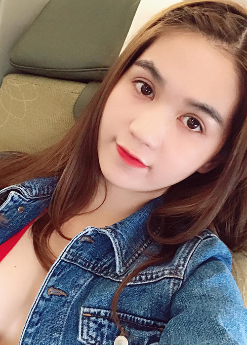 Ngọc Trinh viết trên trang cá nhân: “Sống bây giờ là phải ăn món mình thích, lấy người mình yêu, làm điều mình muốn. Còn mấy người không thích mình thì kệ!”.