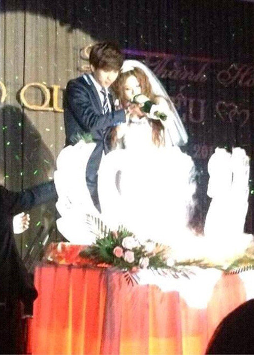 Chỉ đến tháng 2/2016, loạt ảnh cưới của Hồ Quang Hiếu và Ivy được lan truyền trên mạng xã hội, hai người trong cuộc mới lên tiếng xác nhận. Thông tin kết hôn và ly hôn của nam ca sĩ khiến nhiều người rất bất ngờ. Ảnh: Một thế giới