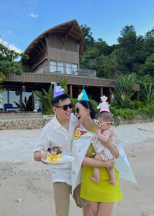 "... Xưa kia cứ mơ về một tương lai màu hường nhưng giờ lại hay nghĩ cả đến những lúc khó khăn. Có lẽ, đó chính là câu nói trong mấy bộ phim tình cảm rưng rức, bất kể anh giàu có hay nghèo khổ, mạnh khỏe hay bệnh tật, em luôn bằng lòng đồng hành cùng anh suốt cuộc đời này. Có một câu nói về hôn nhân làm Lim ám ảnh - “hôn nhân là nấm mồ của tình yêu”? Nhưng thực ra, có một hôn nhân bền vững thì còn cần gì tình yêu đom đóm? Cảm giác thích thú, ham muốn mãnh liệt đó chẳng thể nào so được với sự an lòng, dễ chịu và một em bé Pam đáng yêu", Salim viết.
