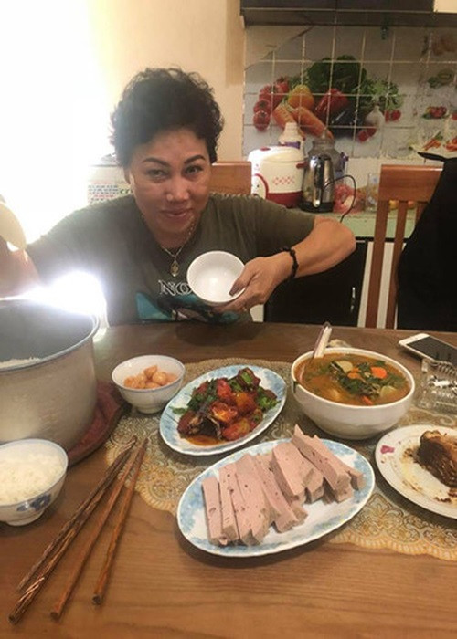 Thời điểm vướng biến cố nợ nần, mặc dù được sự giúp đỡ của rất nhiều bạn bè, đồng nghiệp, Siu Black mới chỉ trang trải được một phần nợ nần. Số còn lại nữ ca sĩ vẫn trả dần. Sau ồn ào, Siu Black quyết định rời TP.HCM về quê nhà ở Kon Tum điều trị bệnh để có sức khỏe trả nợ và chăm sóc cho gia đình, con cái. Ảnh: FBNV