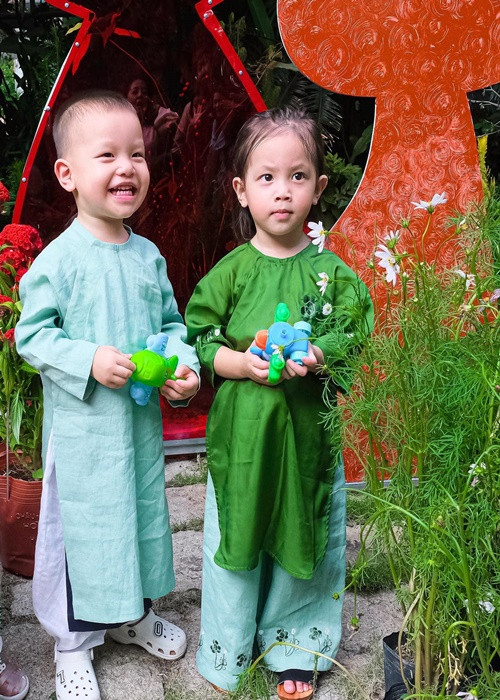 Hai nhóc tì nhà sao Việt Hồ Ngọc Hà: bé Lisa và Leon vô cùng đáng yêu khi diện áo dài cận Tết Nguyên đán 2023.