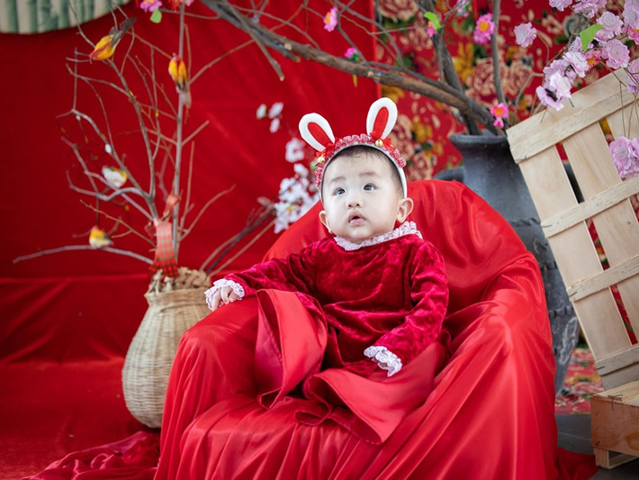 Bé Vừng - con gái của Vân Hugo diện áo dài đỏ.