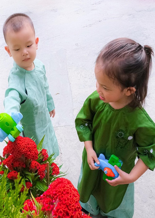 Hà Hồ chia sẻ, mỗi khi chụp ảnh Tết, cô tự hào bản thân lại có thể thực hiện bộ ảnh cho các con bởi chụp ảnh trẻ con là một thử thách.