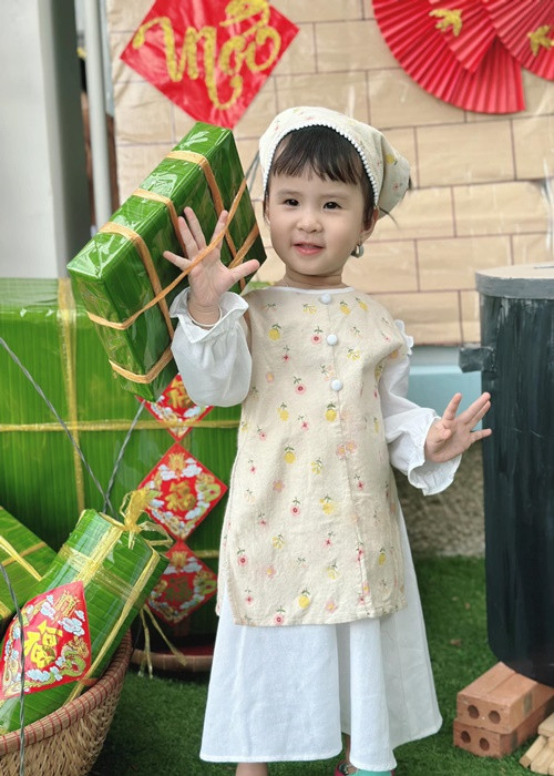 Bé Sol - con gái của Thiên An và Jack háo hức mặc áo dài đón Tết ở trường học.