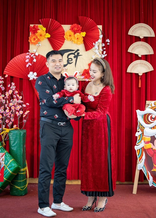 Để kỷ niệm con gái đón cái Tết đầu tiên, Vân Hugo thực hiện một bộ ảnh cho ái nữ.