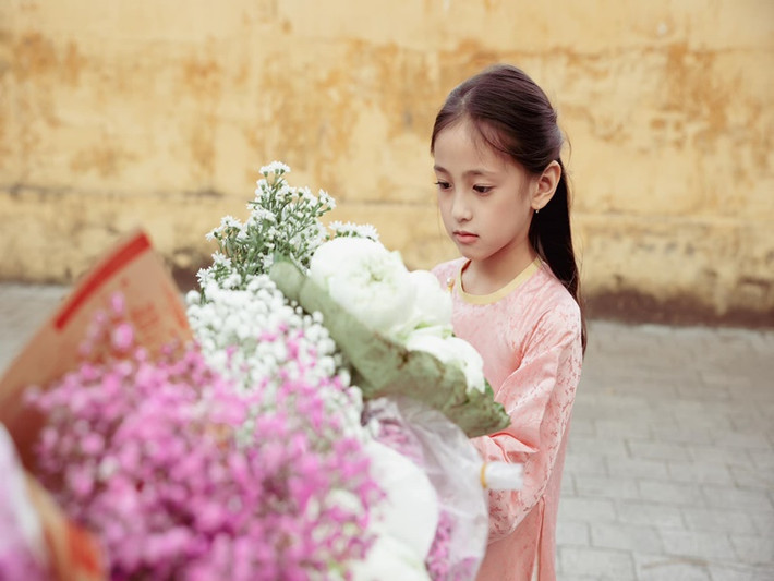 Bé Vivian tận hưởng không khí Tết sớm ở Hà Nội.