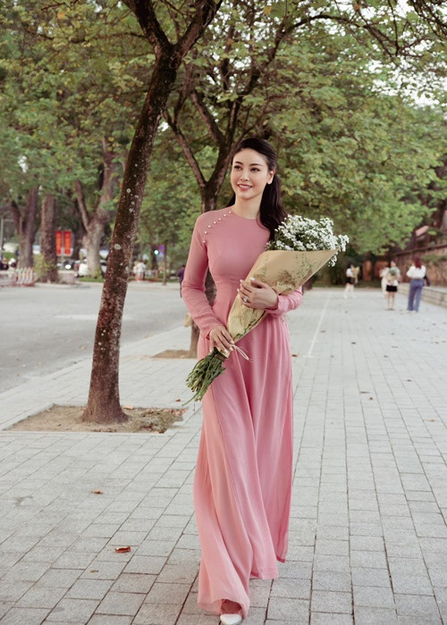 Để chào đón năm mới, Hà Kiều Anh thực hiện bộ ảnh áo dài.