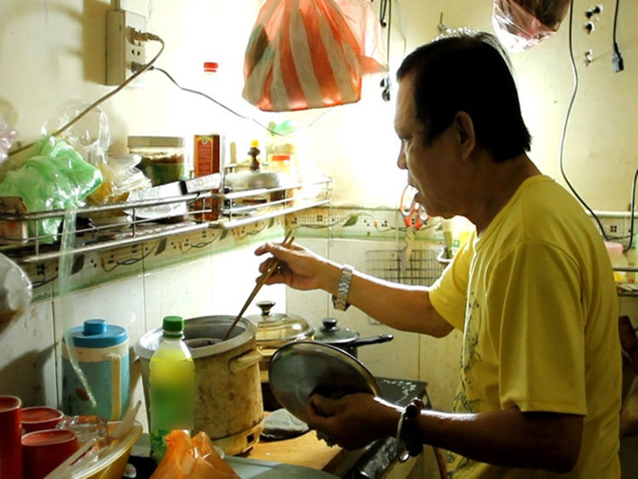 Vào thời kỳ hoàng kim, số tiền tác quyền từ các ca khúc đủ để nhạc sĩ Vinh Sử tậu xe hơi, nhà lầu. Tuy nhiên, ông lại sa đà vào những cuộc ăn chơi ở những nhà hàng sang trọng với chi phí hàng chục lượng vàng mỗi đêm. Về già, Vinh Sử sống trong khó khăn, bệnh tật. Ảnh: NVCC