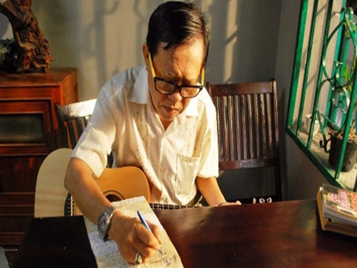 Nhạc sĩ từng tâm sự, trời cho ông cái tài chấp bút là sẽ nổi tiếng hay in bài nào thì nổi tiếng bài đó, kể cả các ca khúc mua lại từ các nhạc sĩ Đỗ Thanh Sơn, Hàng Châu... Ảnh: Một thế giới