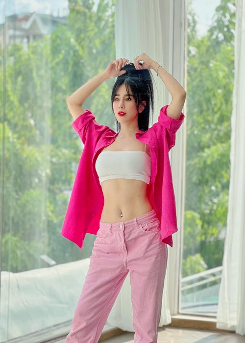 Trở lại cuộc sống độc thân, chân dài sinh năm 1989 ngày càng gợi cảm. Ảnh: FBNV