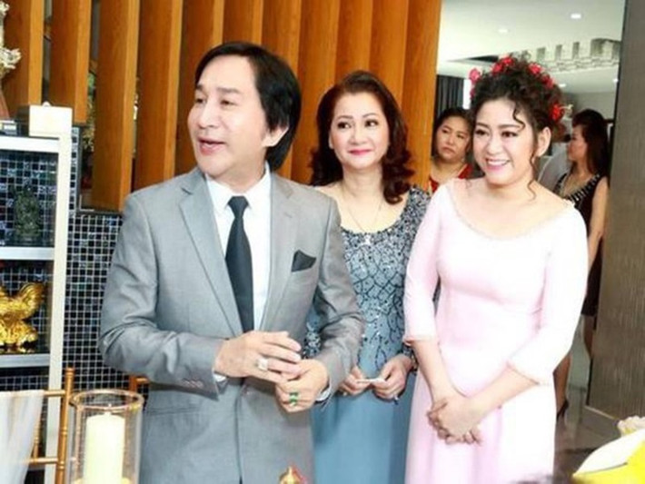 Không có thông tin về vợ cũ đầu tiên của Kim Tử Long. Lần hiếm hoi người phụ nữ này xuất hiện là vào năm 2017, khi con gái đầu của Kim Tử Long kết hôn. Ảnh: Dân Việt