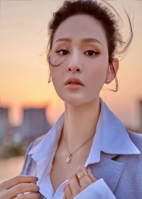 Tháng 3/2022, Hiền Hồ vướng ồn ào đời tư khi lộ ảnh thân thiết bên đại gia đã có gia đình Hồ Nhân. Giữa lùm xùm, Hiền Hồ khóa các trang cá nhân, không lộ diện cũng không lên tiếng. Ảnh: FBNV