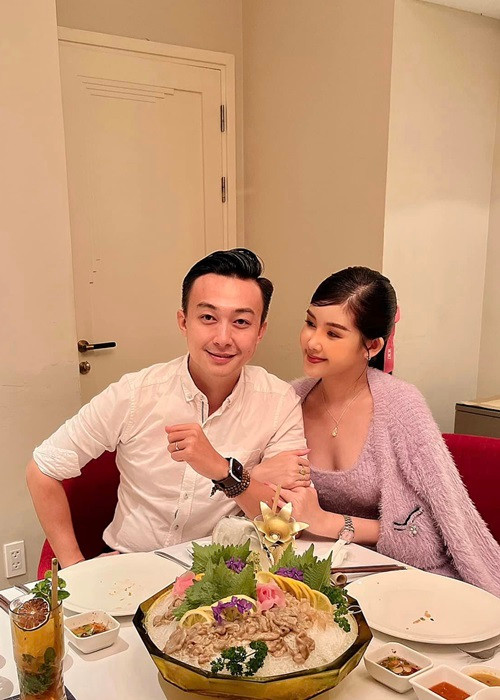 Mới đây, trên trang cá nhân, Hoa hậu Lê Âu Ngân Anh khoe loạt ảnh hẹn hò lãng mạn với MC Phan Tô Ny. Cả hai còn có màn đối đáp ngọt ngào.