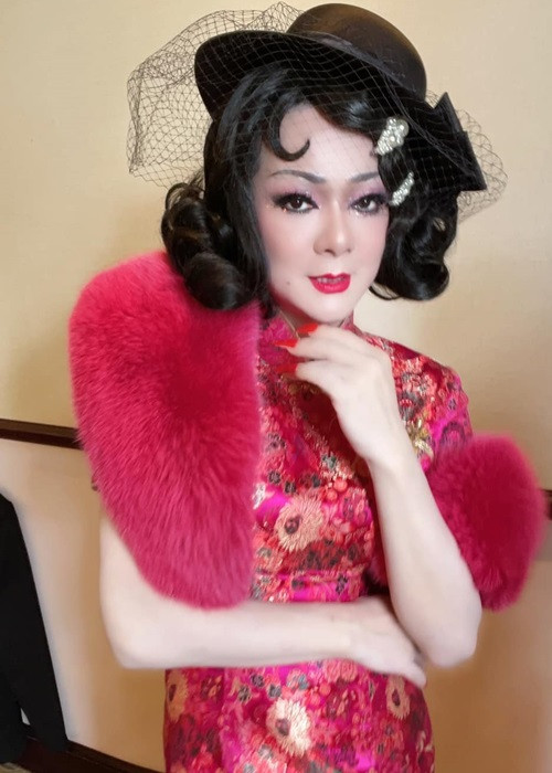 Vì giả gái ấn tượng, Vũ Hà vướng phải những tin đồn giới tính. Hiện tại, nam ca sĩ có cuộc hôn nhân hạnh phúc bên bà xã Huyền Vân. Ảnh: FBNV