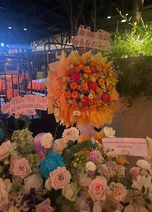 Sự tái xuất của Hiền Hồ được nhiều đồng nghiệp ủng hộ. Erik tặng Hiền Hồ lẵng hoa đính kèm dòng chữ “thương em”. Ảnh: Tiền Phong