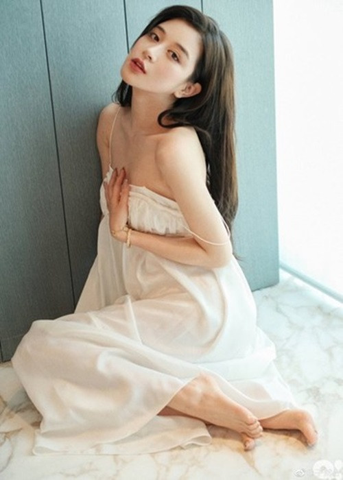 Sau khi ly hôn, Huỳnh Hiểu Minh liên tục vướng nghi vấn có bạn gái mới. Tài tử bị đồn hẹn hò Châu Tử Nhiên. Cô sinh năm 1995, kém Huỳnh Hiểu Minh đến 18 tuổi. Châu Tử Nhiên khá nổi tiếng trên mạng xã hội. Ảnh: Đời sống pháp luật