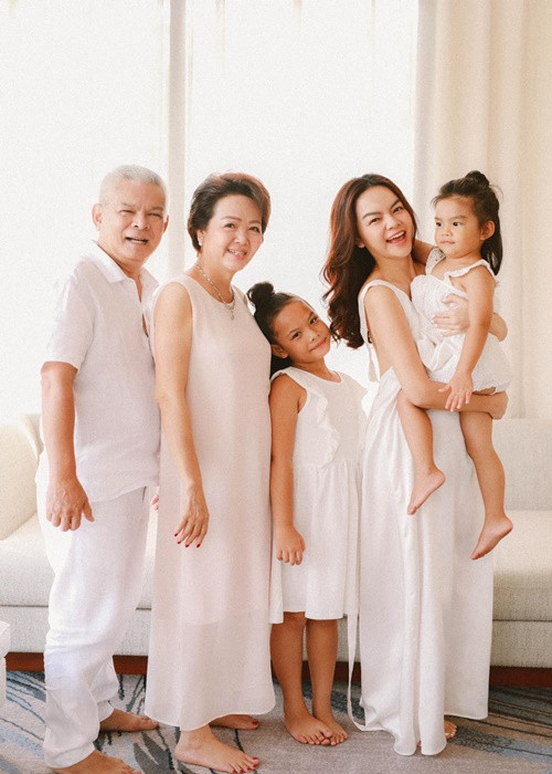 Trên trang cá nhân, Phạm Quỳnh Anh không ít lần chia sẻ hình ảnh hạnh phúc của bố mẹ. Ảnh: FBNV