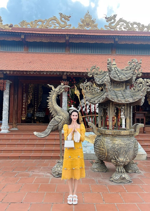 Trên trang cá nhân, Phan Thị Mơ vừa chia sẻ hình ảnh dự lễ giỗ Tổ nghề sân khấu ở nhà thờ Tổ của Hoài Linh. Ảnh: FBNV