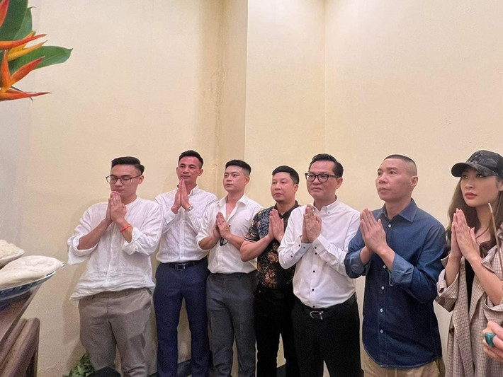 Trên trang cá nhân, Ngọc Hà - vợ nghệ sĩ Công Lý chia sẻ hình ảnh chồng dự lễ giỗ Tổ nghề sân khấu tại Nhà hát Kịch Hà Nội. Ảnh: FBNV