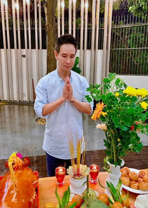 Không ít nghệ sĩ làm lễ giỗ Tổ nghề sân khấu tại nhà. Đạo diễn Lý Hải là một trong số đó. Anh chia sẻ: "Mới đây mà đã 34 năm trôi qua từ khi bắt đầu làm nghệ thuật, cầu mong luôn được mọi người ủng hộ và được phục vụ khán giả lâu hơn nữa. Cám ơn Tổ nghề và cám ơn khán giả luôn yêu thương”. Ảnh: FBNV