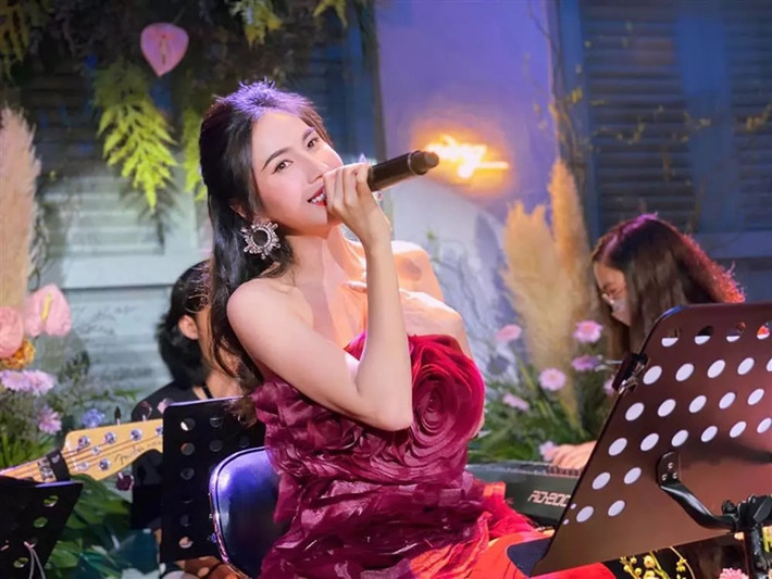 Năm 2021, Nathan Lee khoe mua độc quyền ca khúc “Giấc mơ tuyết trắng” từ nhạc sĩ Quốc Bảo. Vì vậy, nhiều người bất ngờ khi mới đây, Thủy Tiên thể hiện ca khúc này tại một đêm nhạc phòng trà. Ảnh: Dân Việt
