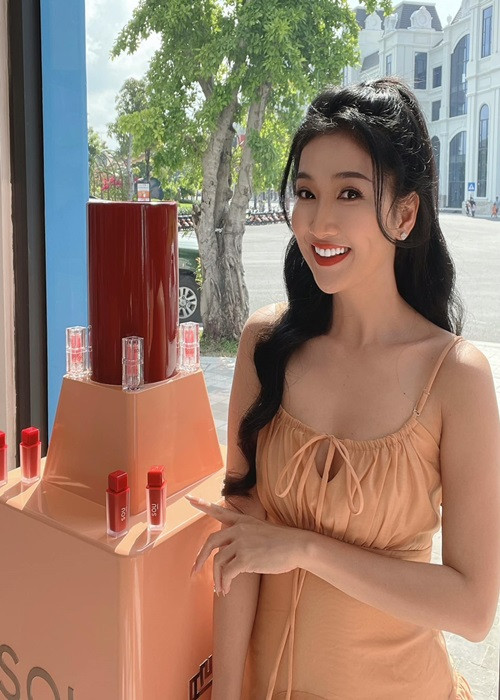 Khi bị cư dân mạng nghi ngờ đụng chạm "dao kéo" nhiều nên khuôn mặt mất đi nét đẹp vốn có, Quỳnh Lam không đôi co giải thích mà chỉ than thở: "Lại chán chẳng buồn nói".