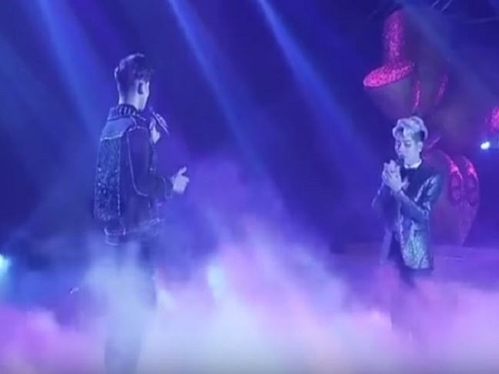Năm 2018, trong lễ trao giải Keeng Young Awards, Đức Phúc song ca "Thành phố buồn" cùng Ali Hoàng Dương. Trong quá trình hát, thi thoảng Đức Phúc lại nhìn vào lòng bàn tay xem lời bài hát. Ảnh: Giao thông