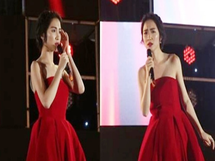 Trong một đêm nhạc vào tháng 5/2018, Hòa Minzy quên lời ca khúc "Sống không hối tiếc" nên đành nhảy cùng dàn vũ công. Nữ ca sĩ phân trần về sự cố: “Vì bài này khá là khó hát. Bản phối này vào rất vội vã cho nên Hoà phải tập trung thật kỹ mới vào nhạc được. Tuy nhiên do loa nghe trên sân khấu không rõ dẫn đến Hòa không thể vào được và quên ngay phần lời lúc đầu”. Ảnh: Zing