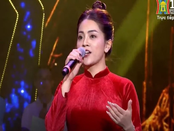 Mới đây, ca sĩ Khánh Thy bị nhiều khán giả chỉ trích làm việc thiếu chuyên nghiệp, coi thường khán giả. Cụ thể, trình diễn ca khúc “Mười chín tháng Tám” trong chương trình nghệ thuật Sao Tháng Tám chào mừng lễ Quốc khánh, được truyền hình trực tiếp trên Đài Phát thanh - Truyền hình Hà Nội, cô nhiều lần quên lời phải nhìn xuống bàn tay có chép sẵn lời bài hát. Ảnh: FB
